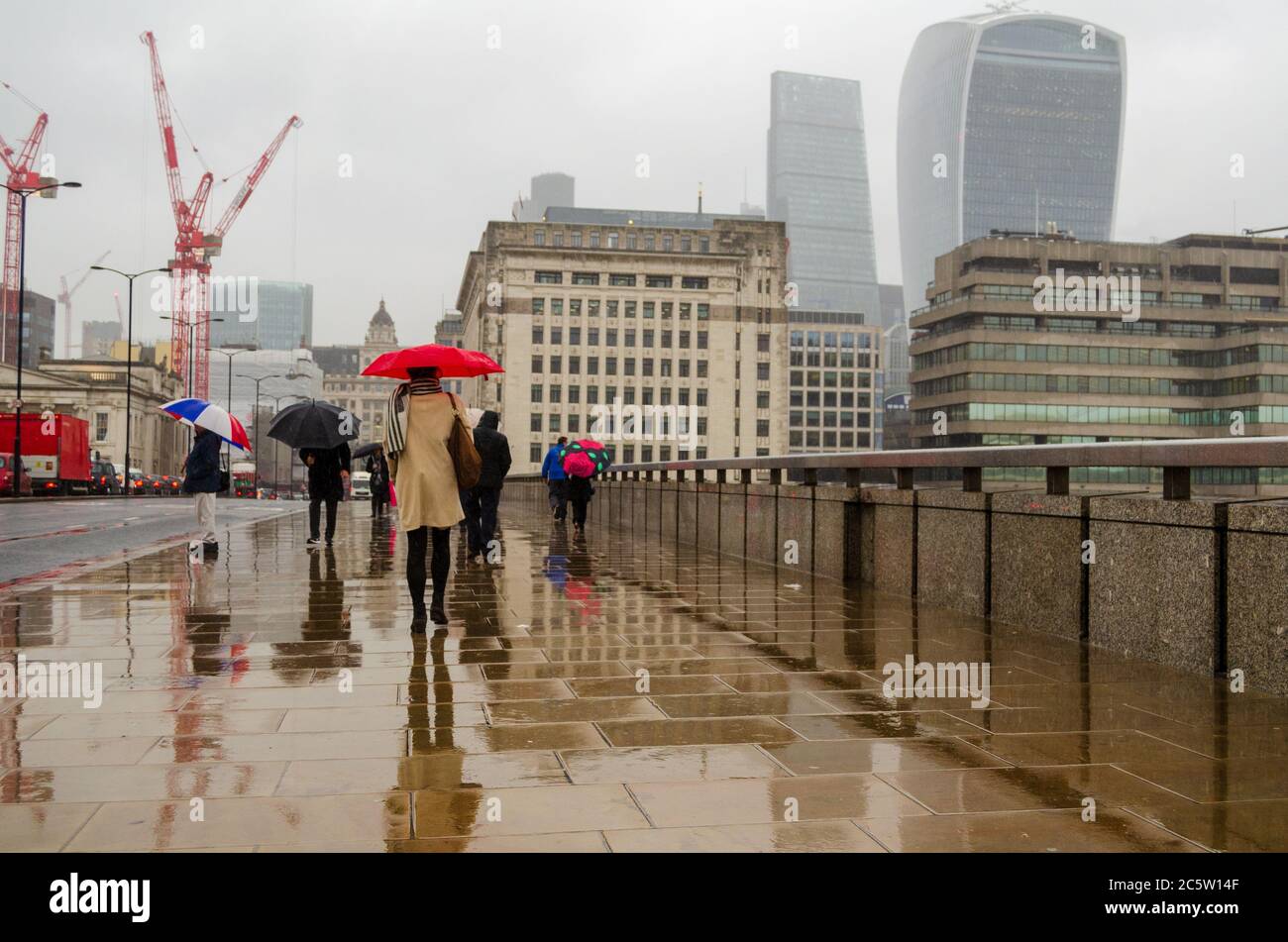 Die Straße im Zentrum Londons bei Regen mit Fußgängern zu Fuß Stockfoto