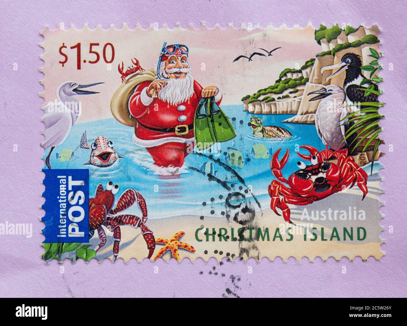 Weihnachtsinsel weihnachtsmarke von 2011 mit den roten Krabben Und der weihnachtsmann, der einen Schnorchel trägt, kommt am Strand an Stockfoto