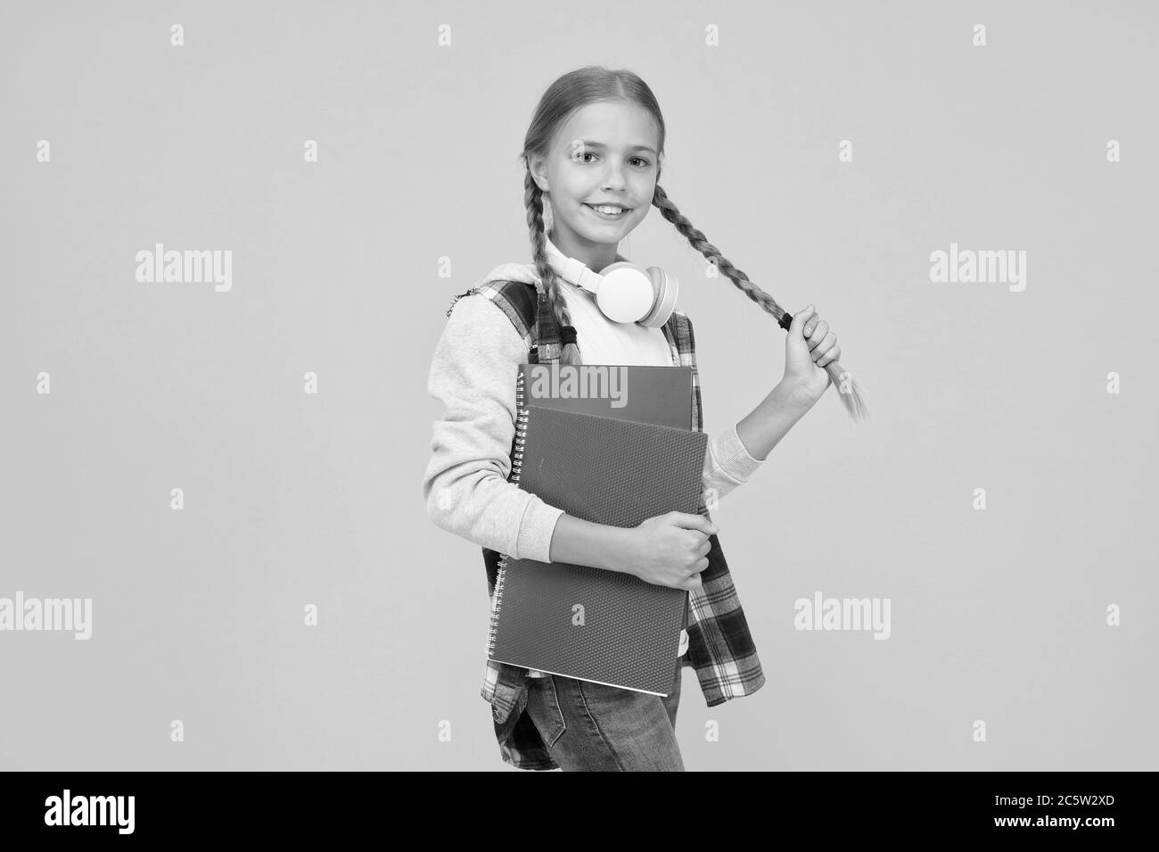 In Richtung Wissen. Lernen Sie die folgenden Regeln kennen. Moderner Schüler. Kostenlose Kurse. Willkommen zurück in der Schule. Motivieren Sie Kinder für ein akademisches Jahr im Voraus. Schulmädchen halten Bücher. Schulunterricht. Studieren Sie Literatur. Stockfoto