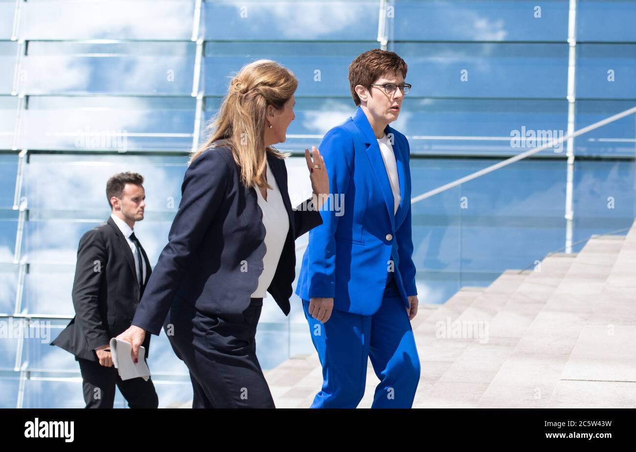 Berlin, Deutschland. Juli 2020. Annegret Kramp-Karrenbauer (CDU, r), Bundesverteidigungsministerin und CDU-Bundestagsvorsitzende, kommt zum ARD-Sommerinterview mit Moderatorin Tina Hassel (M). Quelle: Christophe Gateau/dpa/Alamy Live News Stockfoto