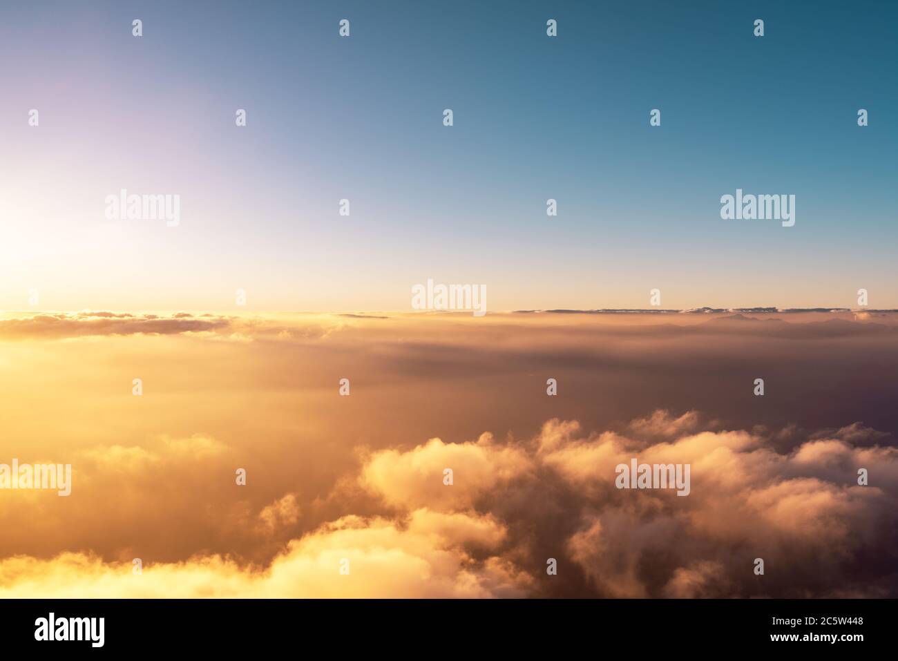 Ein Panorama-Draufsicht auf Sonnenaufgang oder Sonnenuntergang und über alle Wolken unter dem blauen Himmel, Himmel und Wolken Banner, Tapete Konzept. Hochwertige Fotos Stockfoto