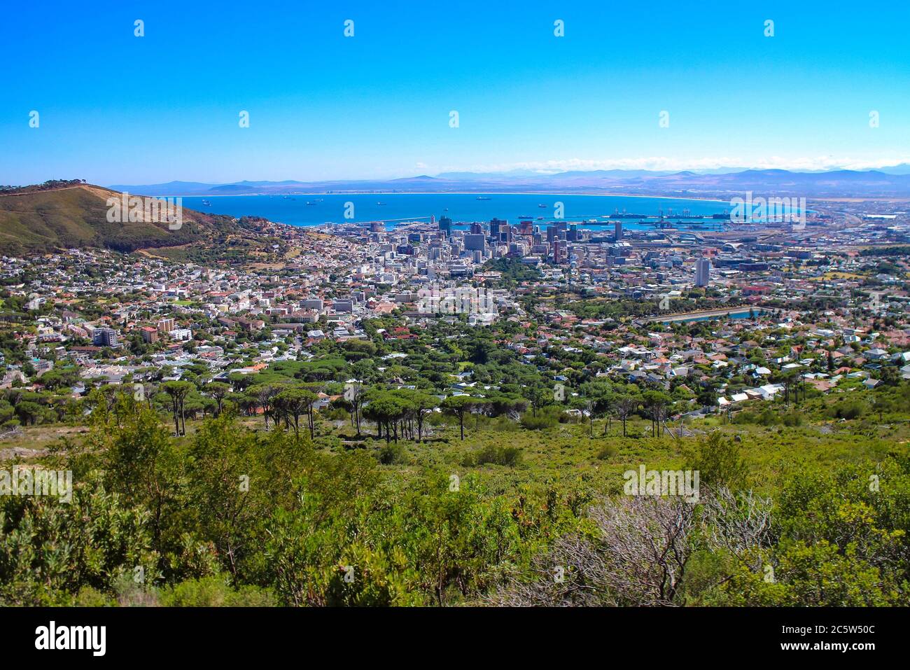 Stadtbild von Kapstadt aus der Vogelperspektive vom Tafelberg aus. Westkap, Südafrika. Stockfoto