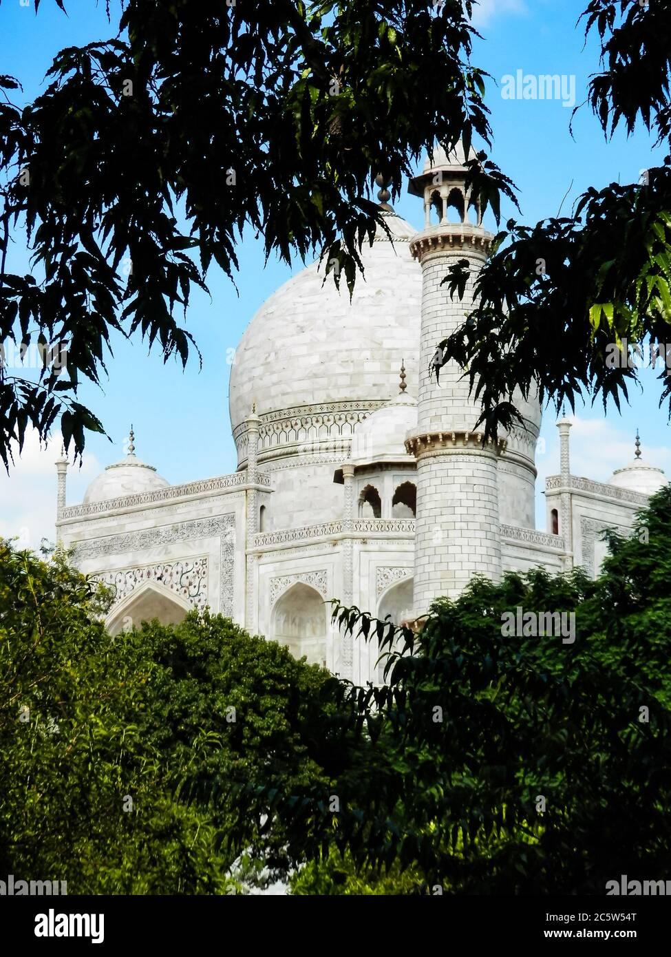 Taj Mahal, Agra, Uttar Pradesh, Nordindien. Eines der Neuen Sieben Weltwunder und eines der meistbesuchten UNESCO-Welterbestätten Indiens. Stockfoto