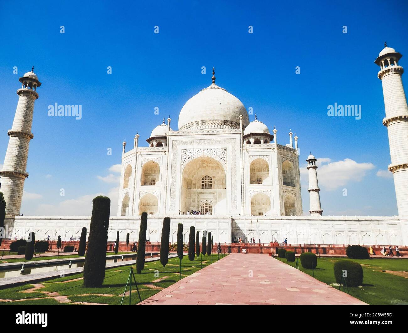 Taj Mahal, Agra, Uttar Pradesh, Nordindien. Eines der Neuen Sieben Weltwunder und eines der meistbesuchten UNESCO-Welterbestätten Indiens. Stockfoto