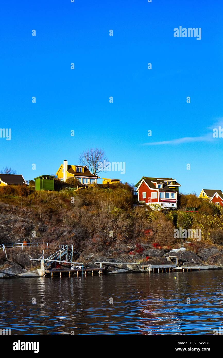 Bunte skandinavische Gebäude auf einer Insel im Oslo Fjord, Norwegen. Stockfoto
