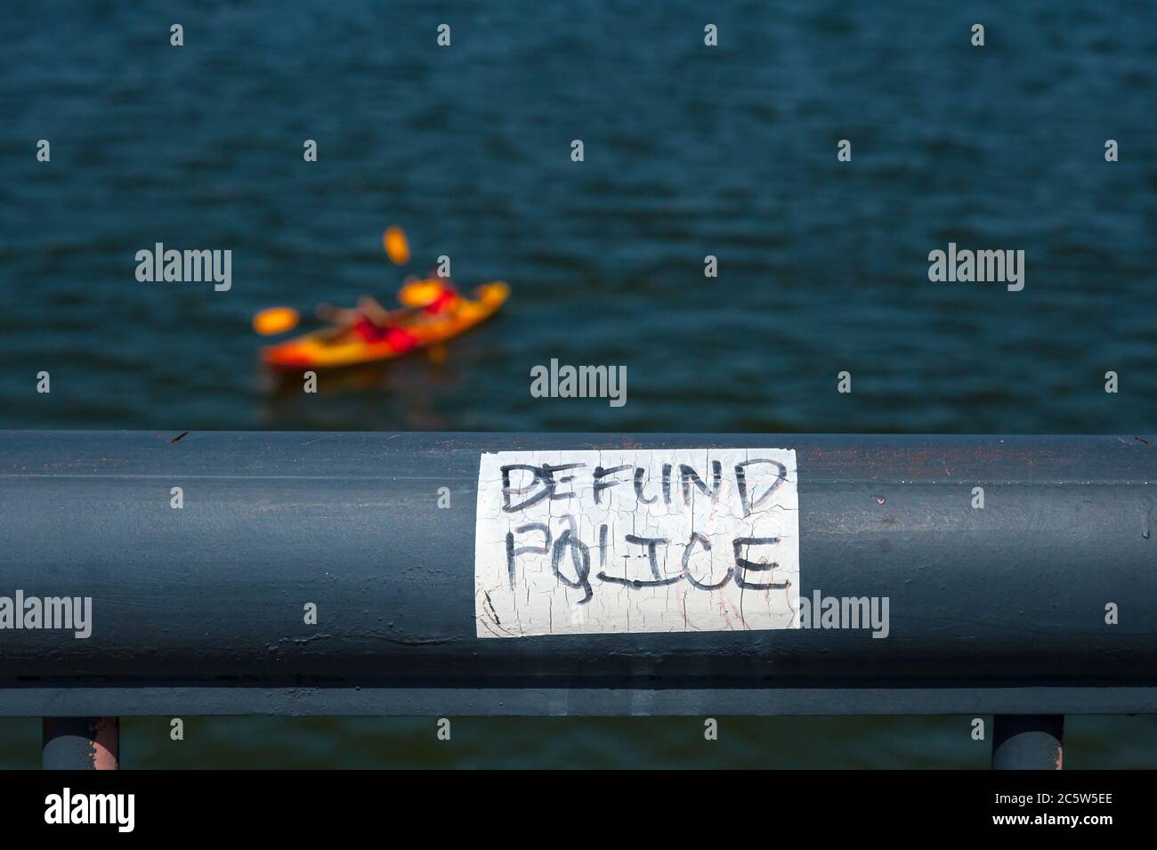 Definanzieren Polizei Aufkleber auf Eisengeländer mit Blick auf Charles River in Boston. Stockfoto