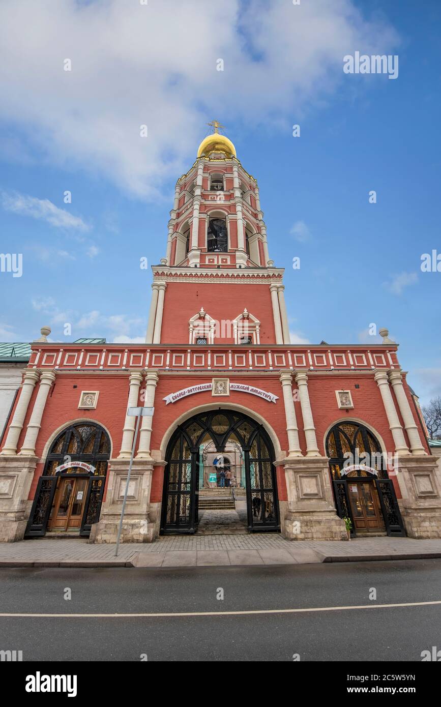 MOSKAU, RUSSLAND. Vysokopetrowski Kloster. Wysoko-Petrowski Kloster und die Kathedrale zu Ehren Bogoljubski der Ikone der Mutter Gottes Stockfoto