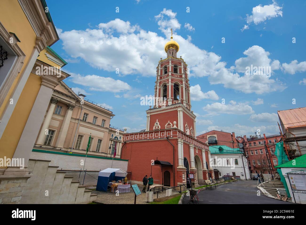 MOSKAU, RUSSLAND. Vysokopetrowski Kloster. Wysoko-Petrowski Kloster und die Kathedrale zu Ehren Bogoljubski der Ikone der Mutter Gottes Stockfoto