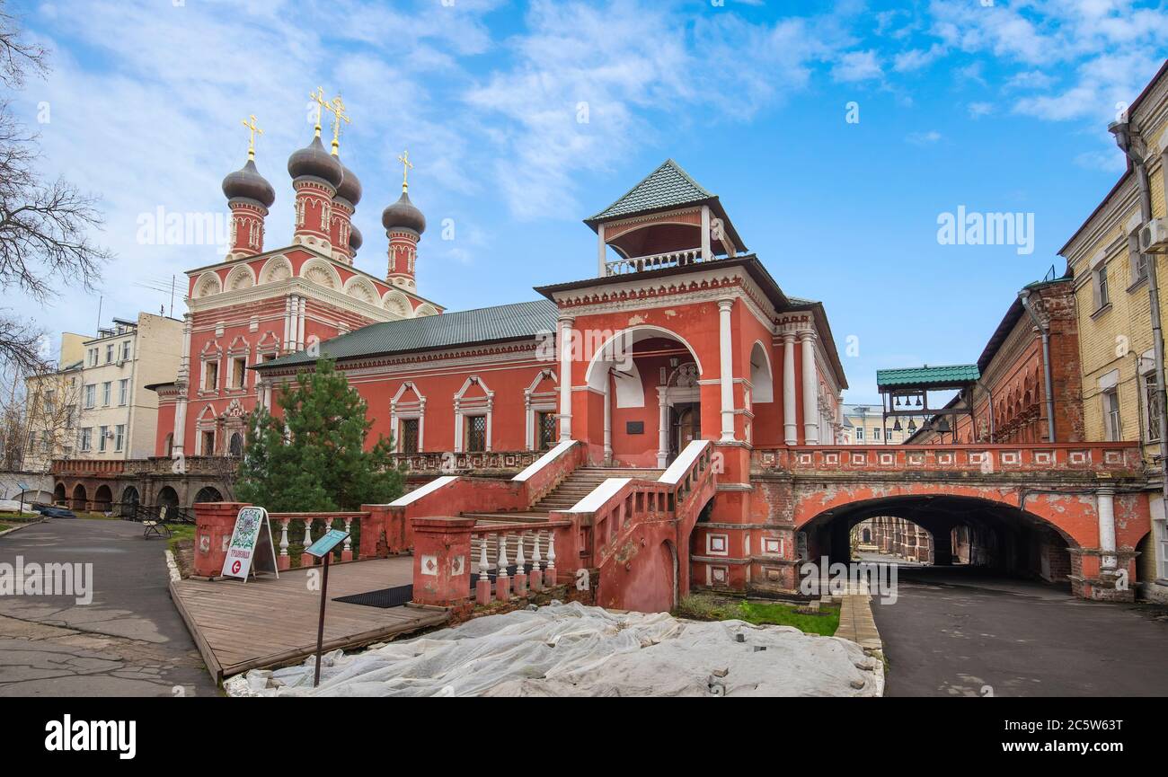 MOSKAU, RUSSLAND. Vysokopetrowski Kloster. Wysoko-Petrowski Kloster und die Kathedrale zu Ehren Bogoljubski der Ikone der Mutter Gottes Stockfoto