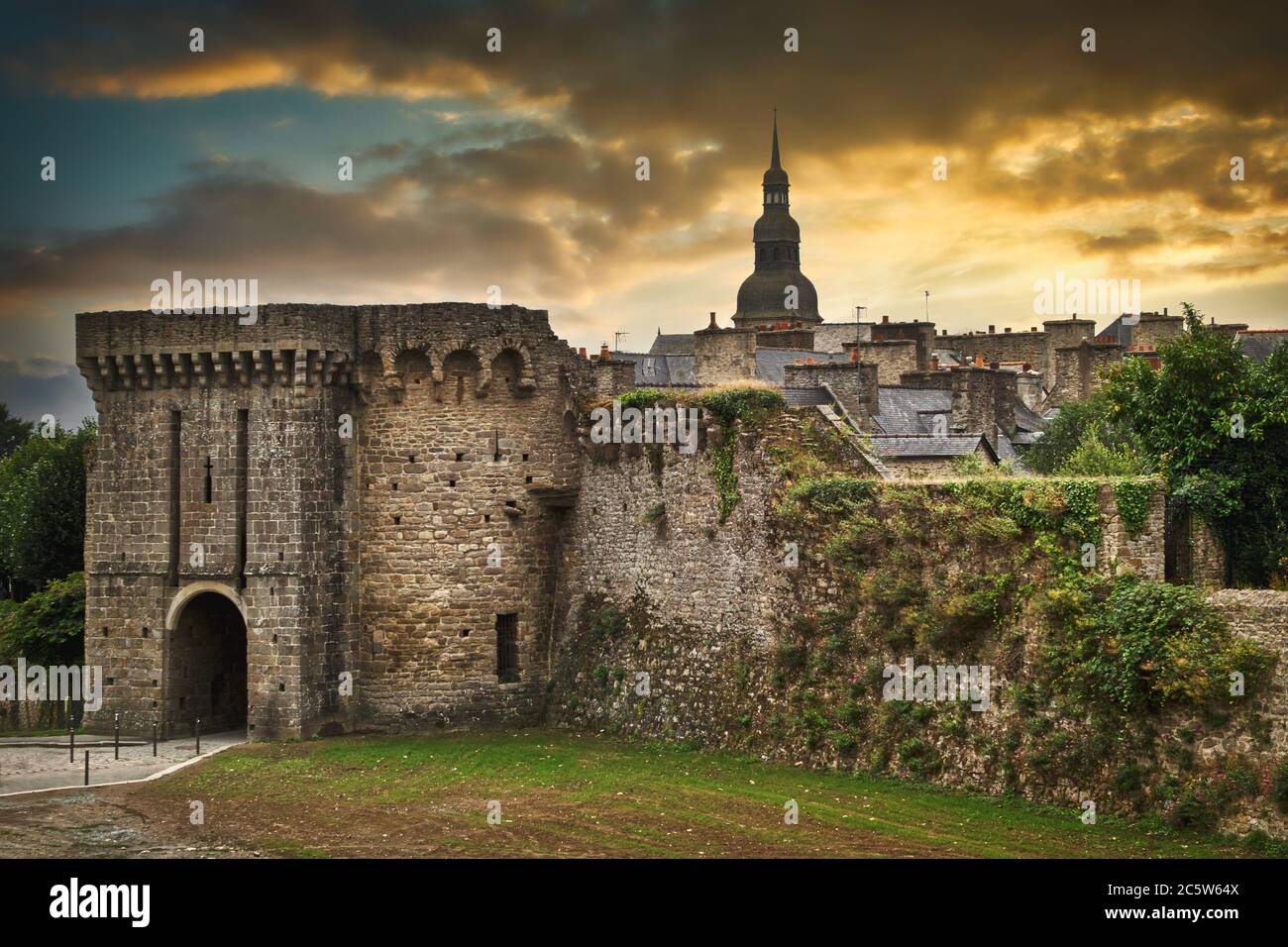 Porte de Saint Malo, Dinan, Bretagne, Frankreich. Das große Erbe von Dinan wird durch die Mauern gegeben, die das Dorf umgeben. Sie sind gut erhalten. Stockfoto