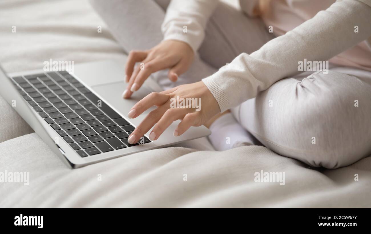 Nahaufnahme junge Frau mit Laptop, tippen auf der Tastatur Stockfoto