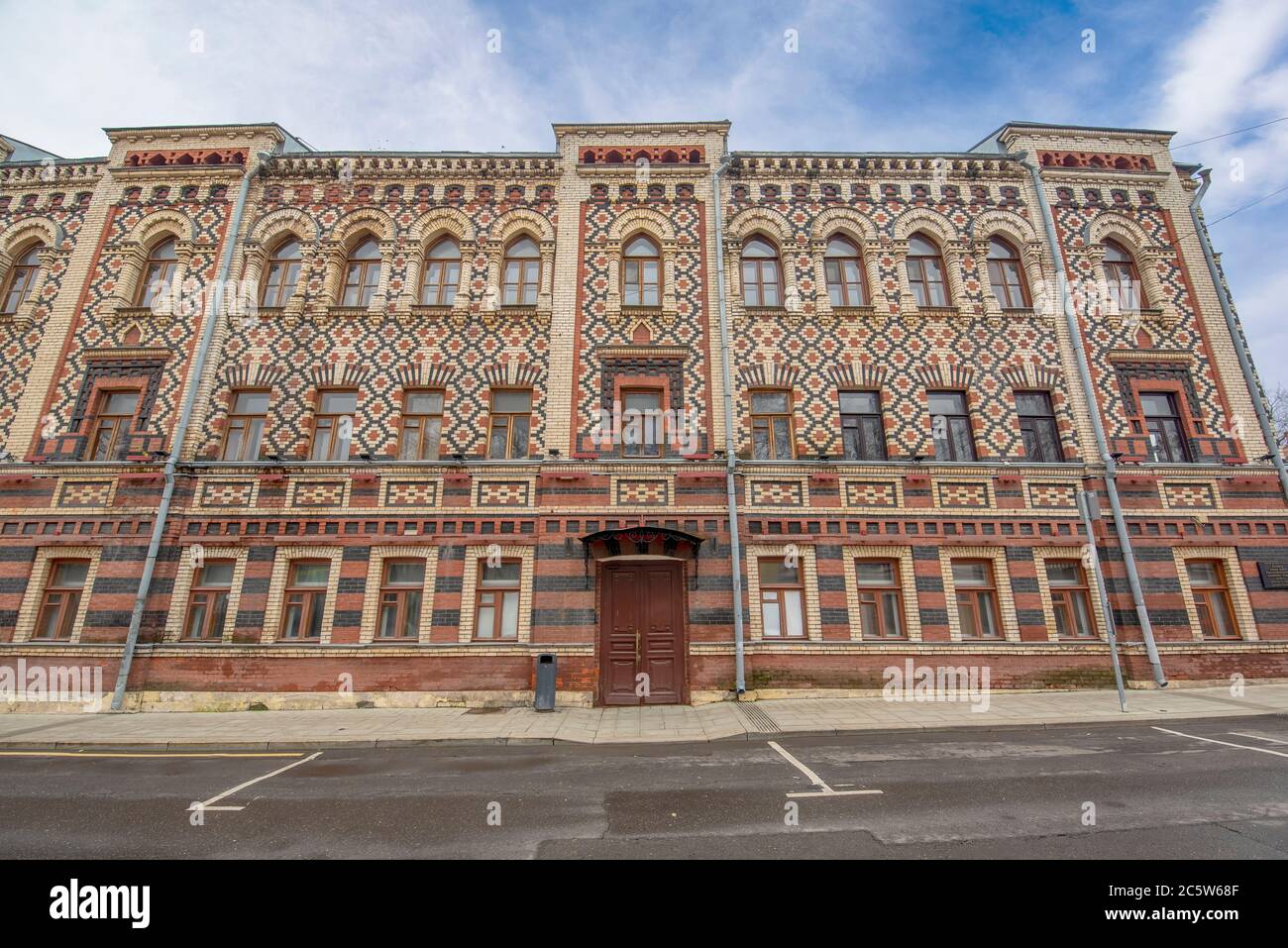 Eine Fassade des Gebäudes im klassischen neobarocken Stil. Ein altes aristokratisches Haus in Moskau, Russland Stockfoto