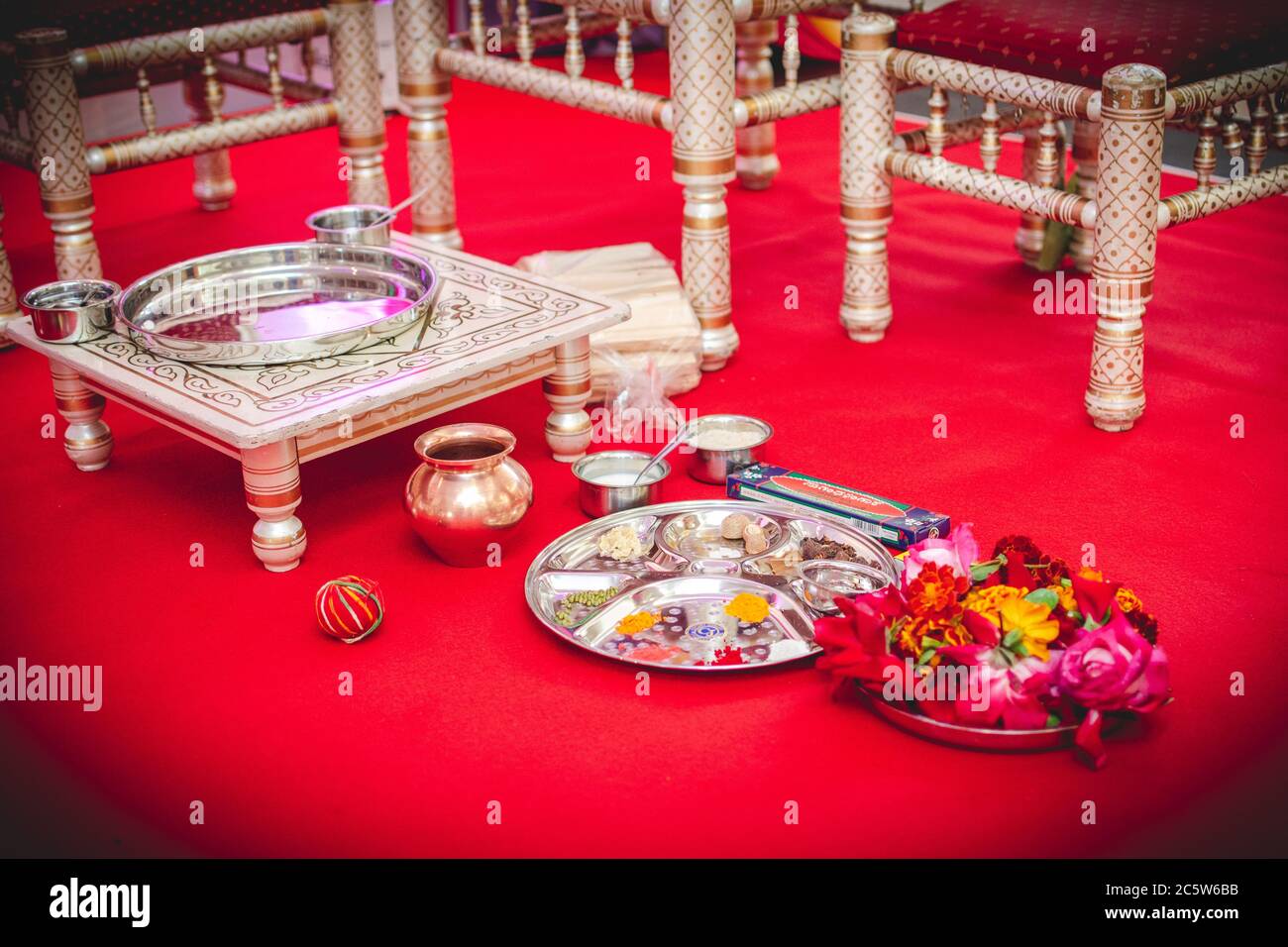 Geschenke von Früchten und Gewürzen bei einer hinduistischen Zeremonie Stockfoto