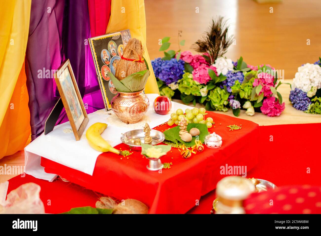 Geschenke von Früchten und Gewürzen bei einer hinduistischen Zeremonie Stockfoto