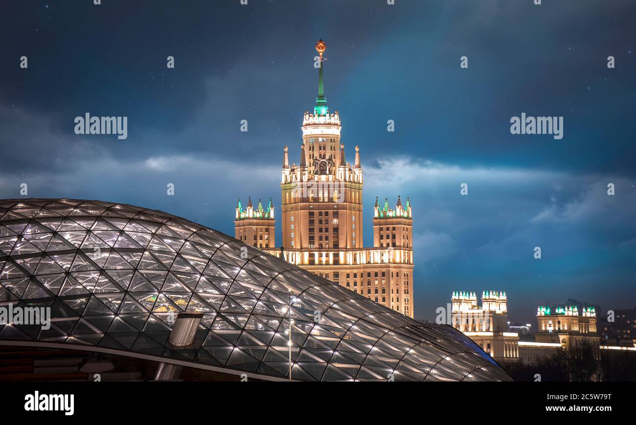 Moskau, Russland. Blick auf das beleuchtete Stalin-Wolkenkratzer Kotelnicheskaya-Damm-Gebäude vom Zaryadye Park Stockfoto