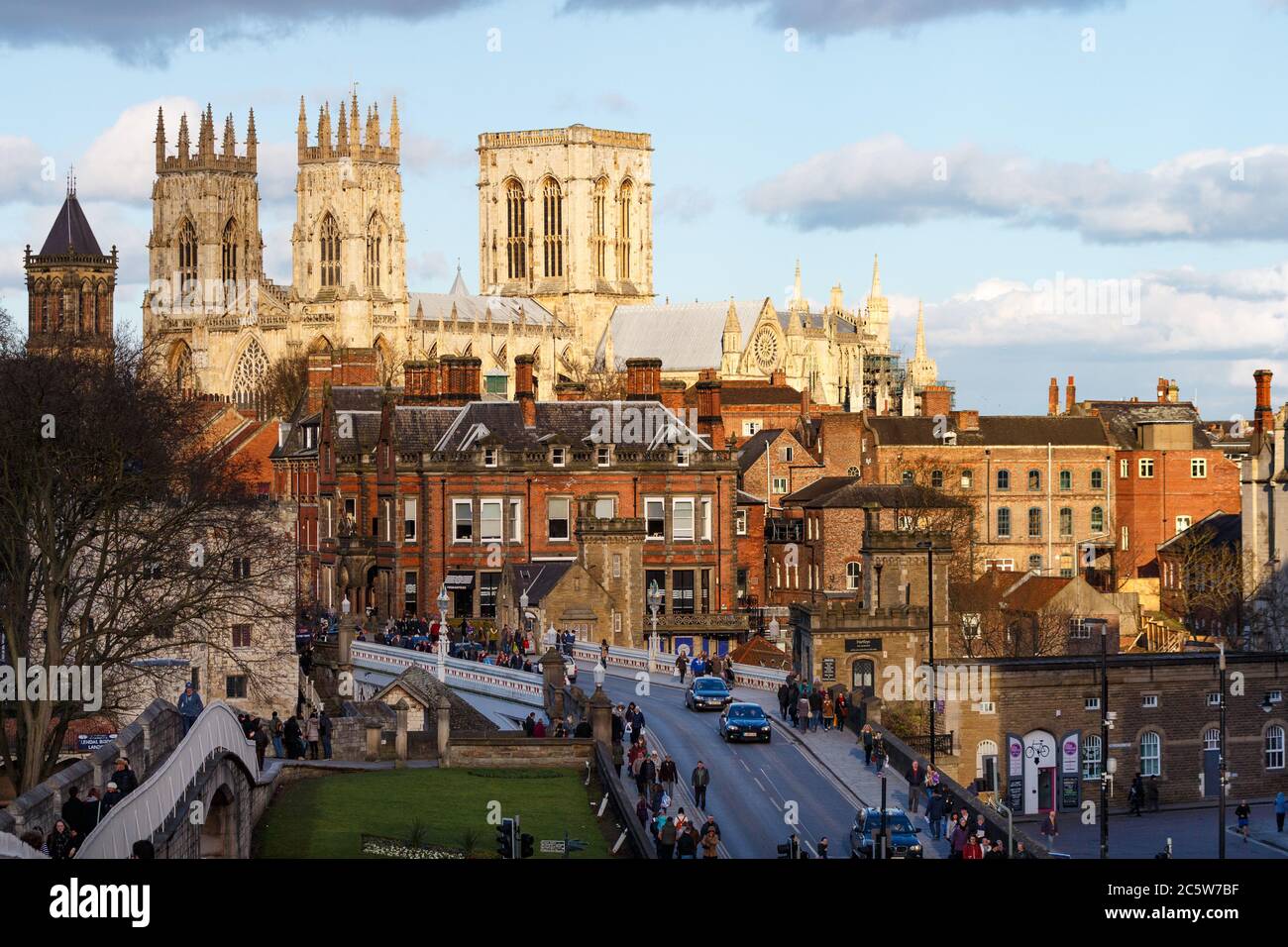 York Minster von der Stadtmauer Stockfoto