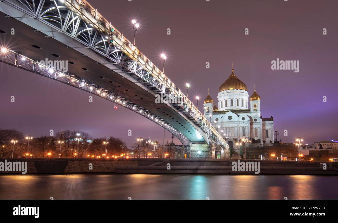 Die Kathedrale Christi des Erlösers und patriarchalische Fußgängerbrücke in der Nacht in Moskau, Russland. Russische orthodoxe Kirche am Moskwa-Fluss Stockfoto