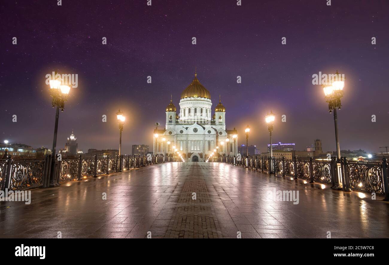 Die Kathedrale Christi des Erlösers und patriarchalische Fußgängerbrücke in der Nacht in Moskau, Russland. Russische orthodoxe Kirche am Moskwa-Fluss Stockfoto