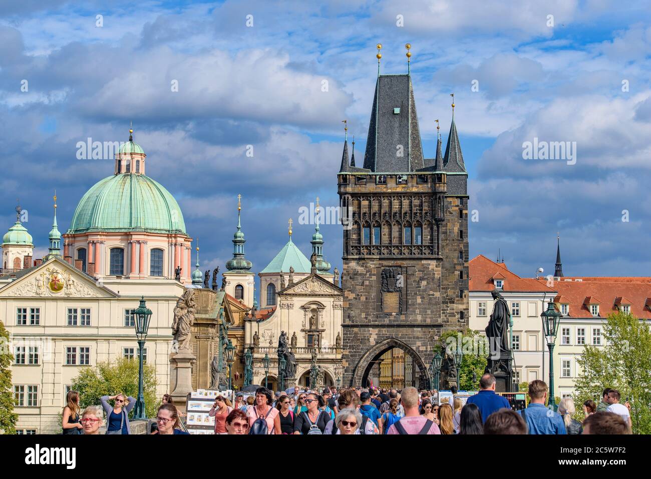 Menschen auf der Karlsbrücke in Prag, Tschechische Republik Stockfoto