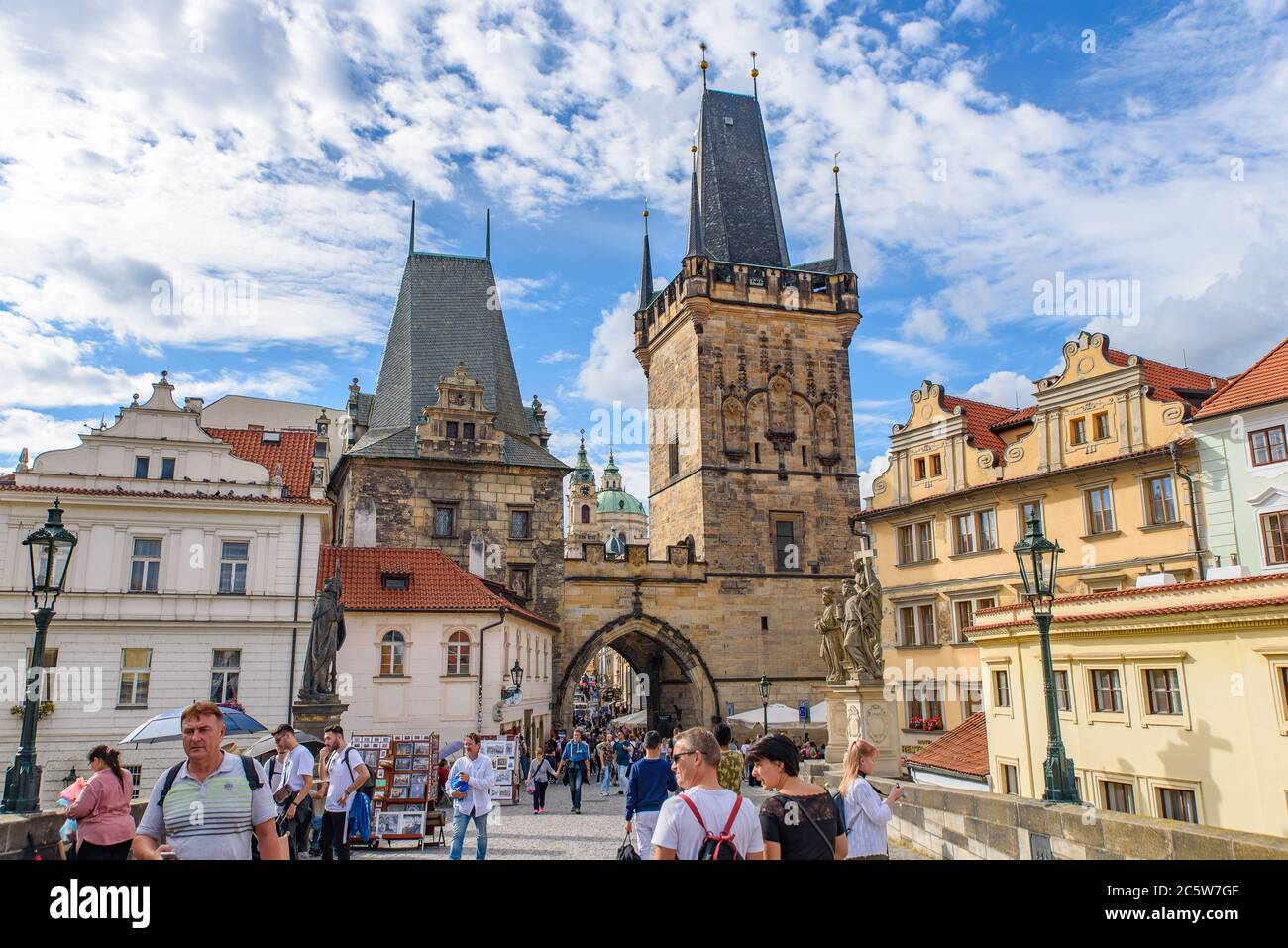 Menschen auf der Karlsbrücke in Prag, Tschechische Republik Stockfoto