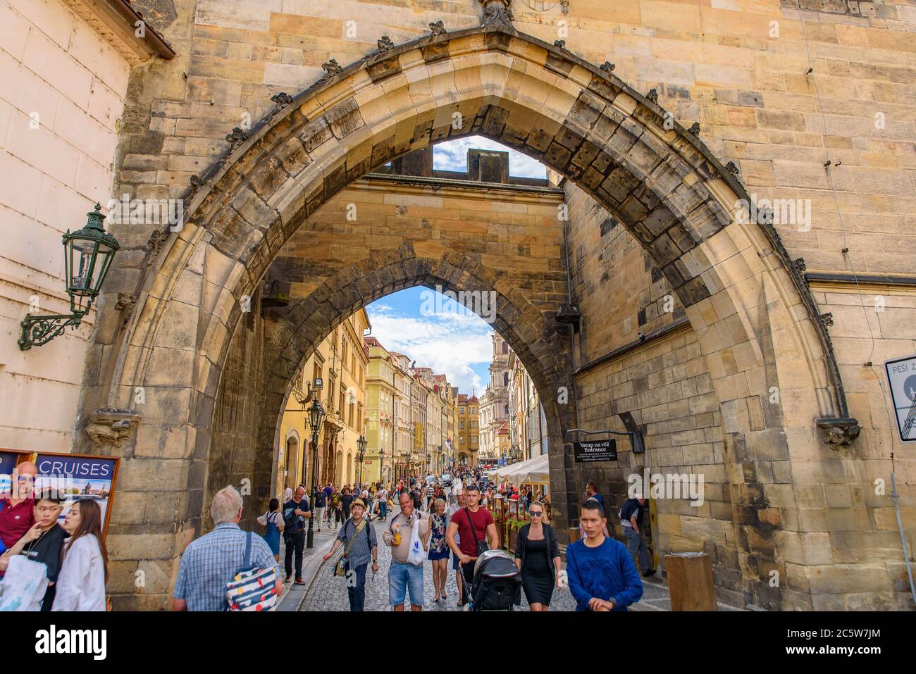 Der Bogen zwischen der Karlsbrücke und der Altstadt in Prag, Tschechien Stockfoto