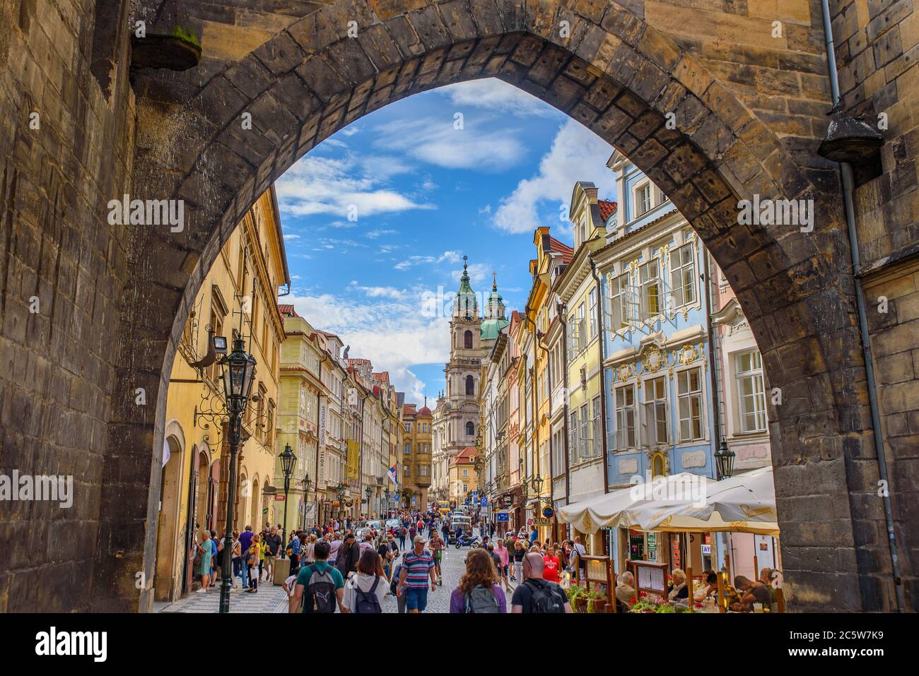 Der Bogen zwischen der Karlsbrücke und der Altstadt in Prag, Tschechien Stockfoto