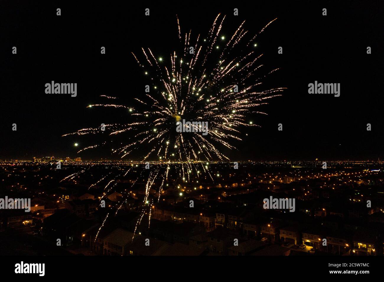 Am 4. Juli, dem amerikanischen Unabhängigkeitstag, explodieren wunderschöne Feuerwerke am Nachthimmel über der Stadt Las Vegas, Nevada. Stockfoto