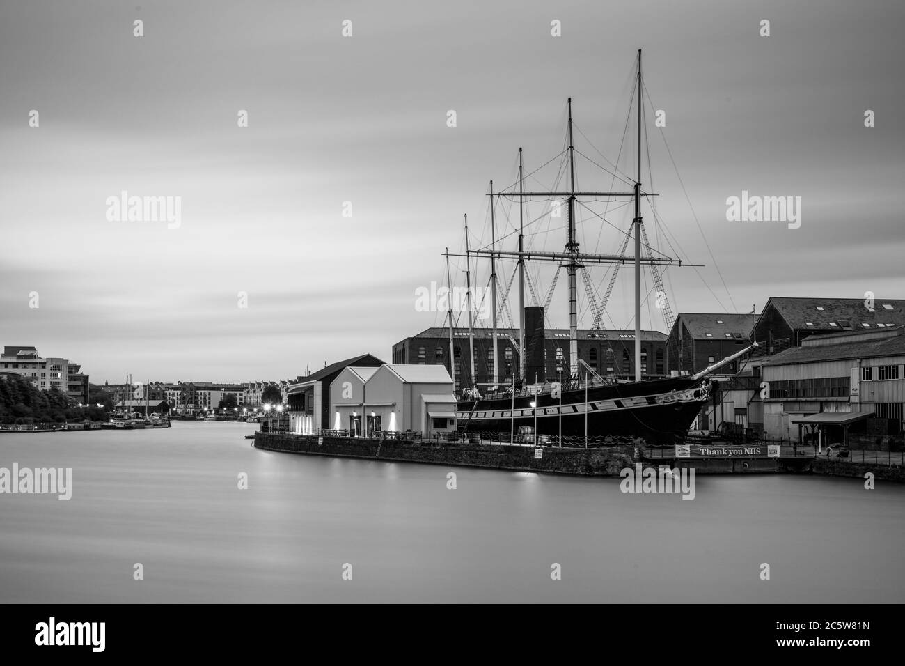 Das Schiff der SS Großbritannien liegt in einem Trockendock, umgeben von Lagerhäusern und Wohngebäuden an der teilweise regenerierten Hafenanlage von Bristol. Stockfoto