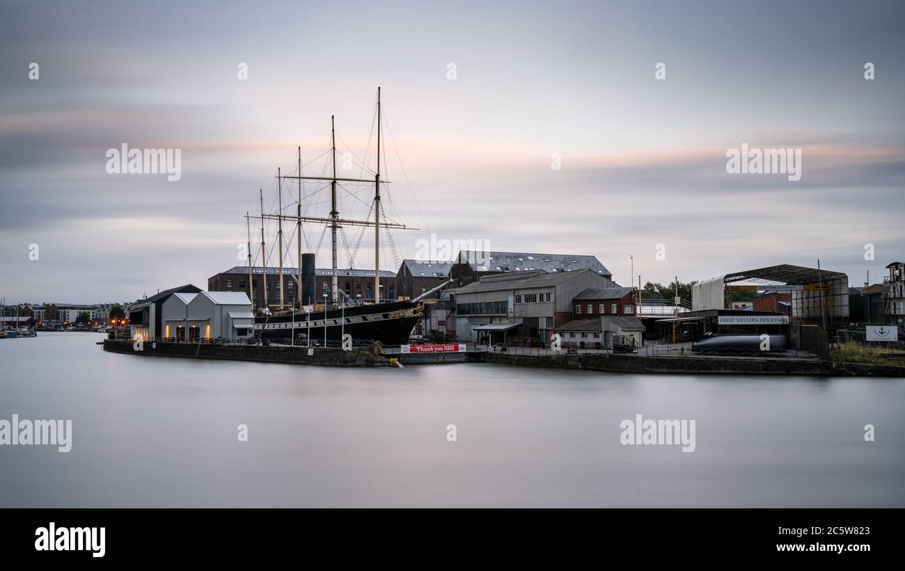 Das Schiff der SS Großbritannien liegt in einem Trockendock, umgeben von Lagerhäusern und Wohngebäuden an der teilweise regenerierten Hafenanlage von Bristol. Stockfoto