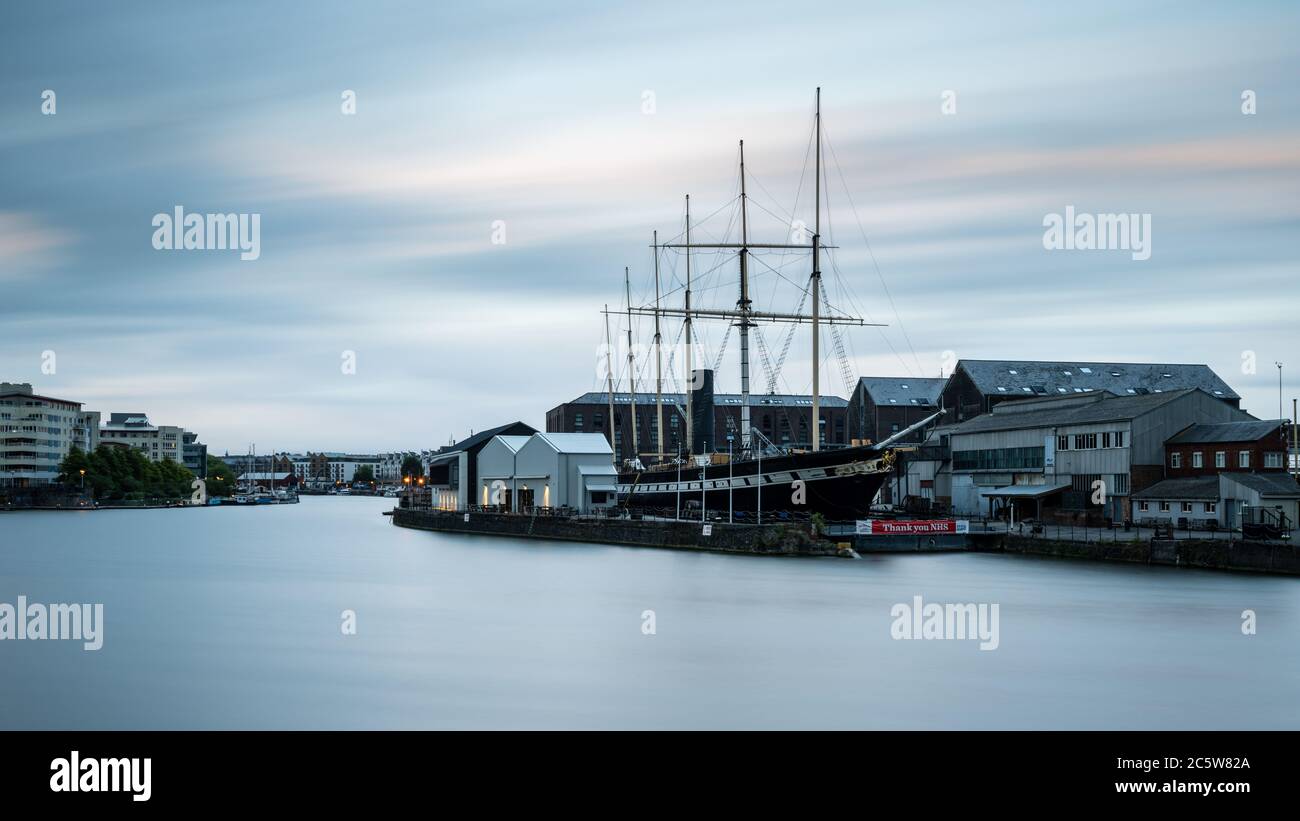Das Schiff der SS Großbritannien liegt in einem Trockendock, umgeben von Lagerhäusern und Wohngebäuden an der teilweise regenerierten Hafenanlage von Bristol. Stockfoto