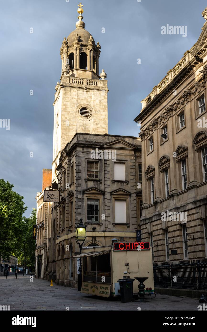 Ein Fast-Food-Burger-Van wird auf der Corn Street, unter dem Glockenturm der Allerheiligen-Kirche und der großen Fassade der Georgischen Getreidehülle in Bris geparkt Stockfoto