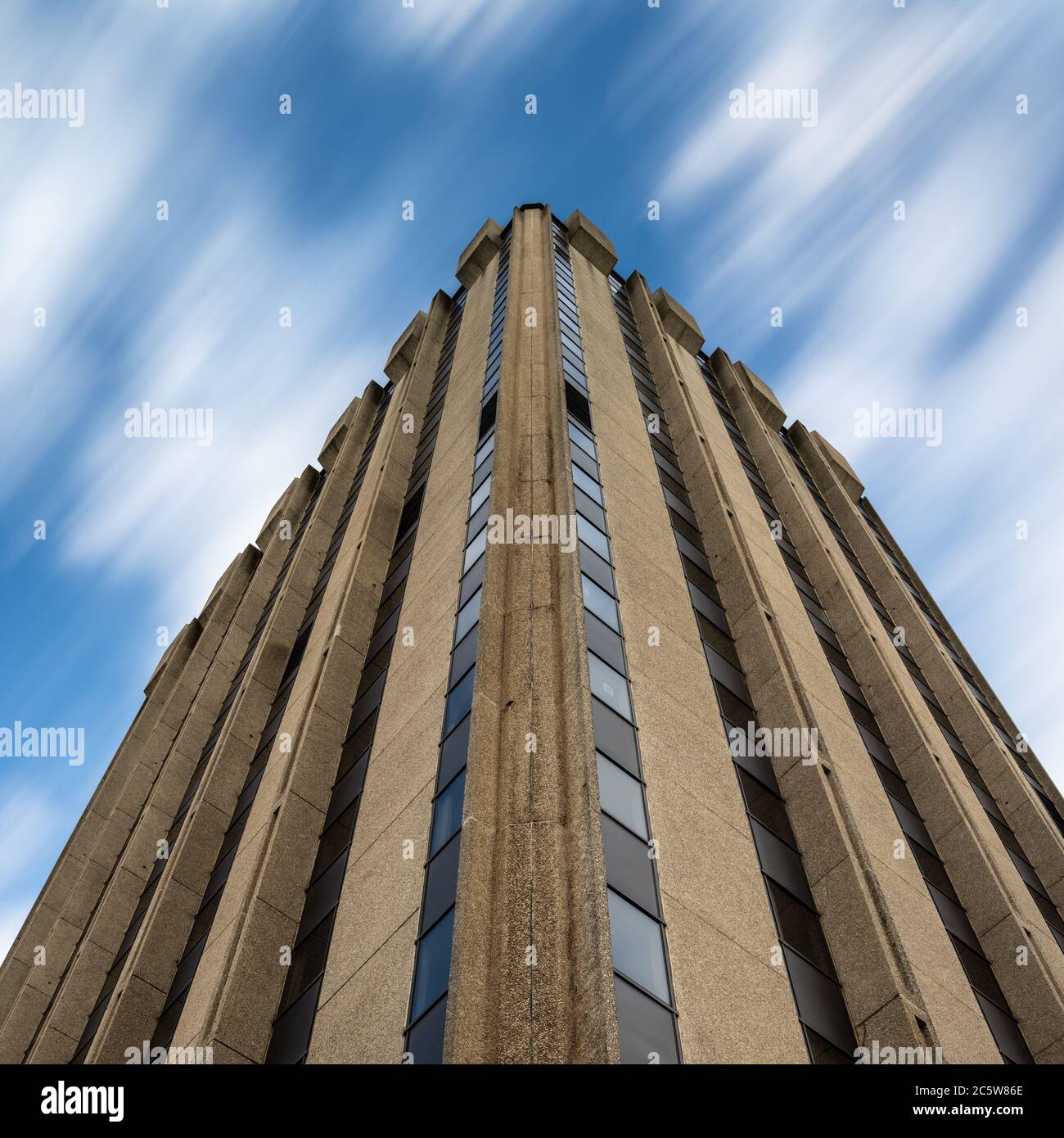 Weiße Wolken schweben durch einen blauen Himmel über dem Bürogebäude aus dem 20. Jahrhundert mit einem Betonturm in Castlemead im Zentrum von Bristol. Stockfoto
