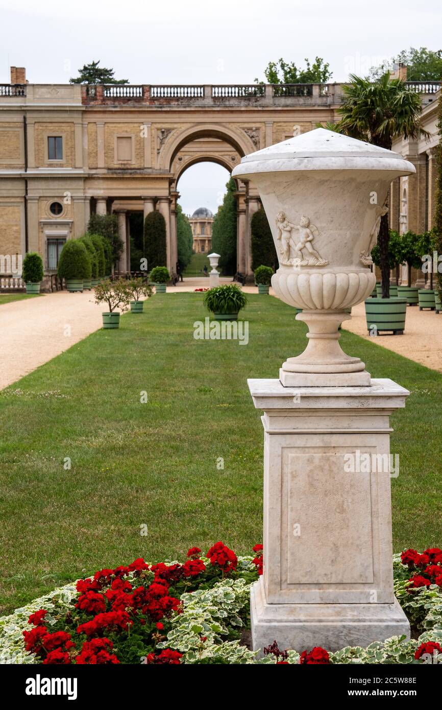 Potsdam, 04 2020. Juli: Orangerie-Schloss und Blick auf das Belvedere auf dem Klausberg Stockfoto