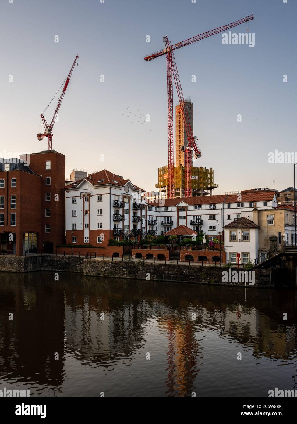 Der Betonkern von Caste Park View, einem neuen Hochhaus im Bau, erhebt sich über dem schwimmenden Hafen im Zentrum von Bristol. Stockfoto