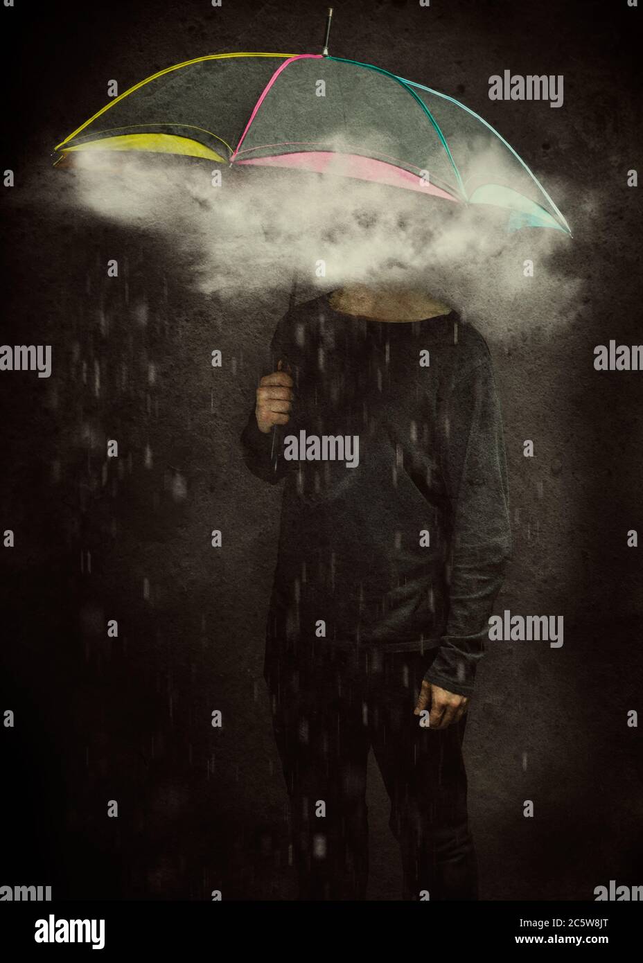 Porträt eines Jungen mit einem Regenschirm, unter dem sich eine dicke Wolke befindet und es regnet Stockfoto