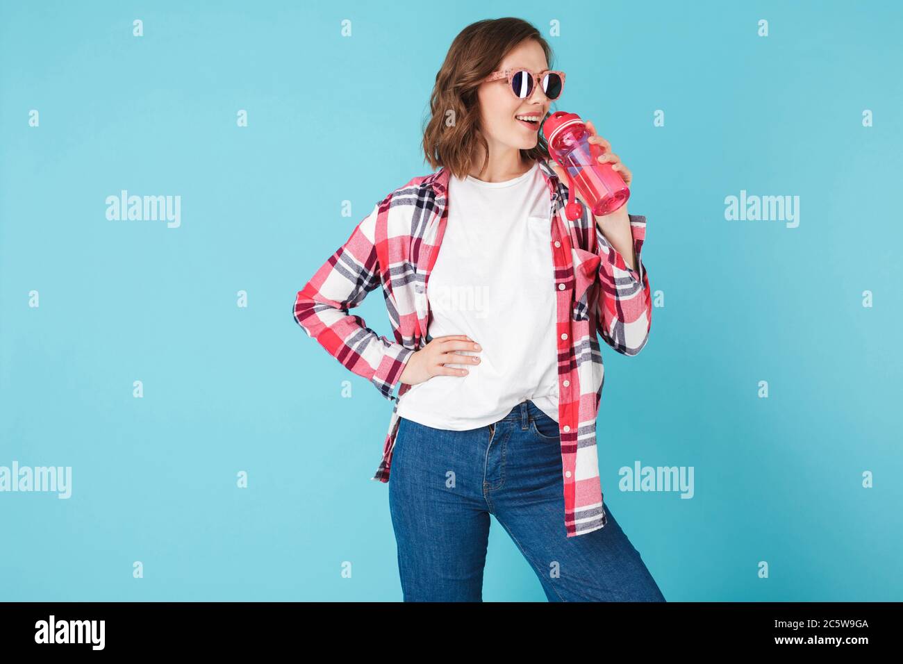 Foto von hübschen Mädchen in karierten Hemd und Jeans Stockfoto
