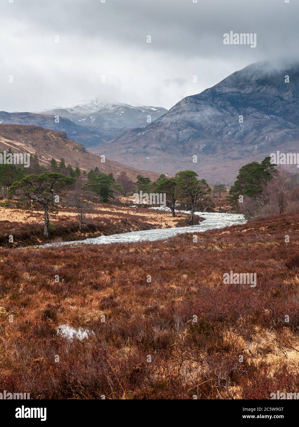 A' Ghairbhe River rumpelt aus den Bergen der Northwest Highlands bei Glen Torridon in Schottland. Stockfoto