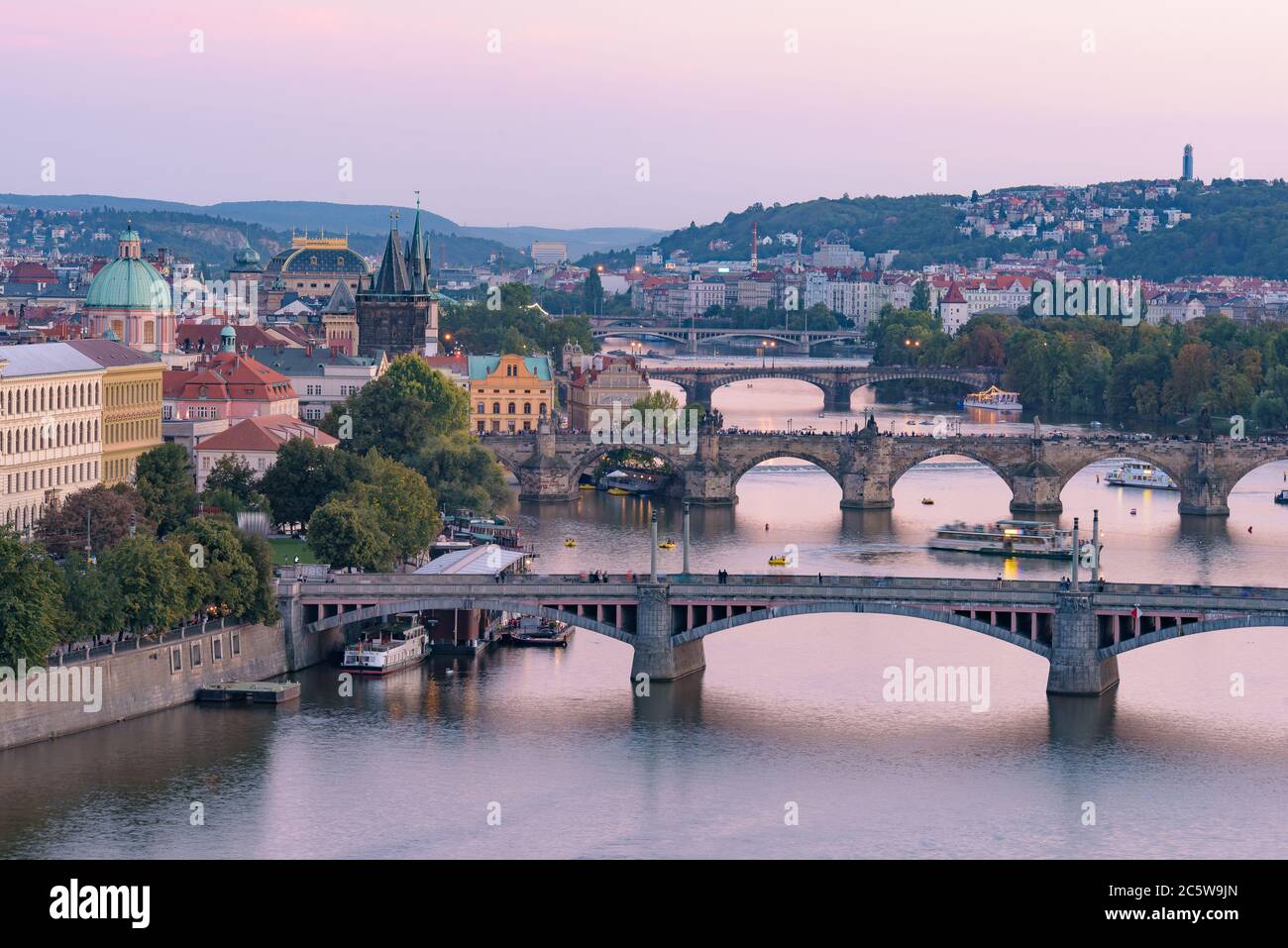Blick auf drei Brücken über die Moldau bei Sonnenuntergang in Prag, Tschechien Stockfoto