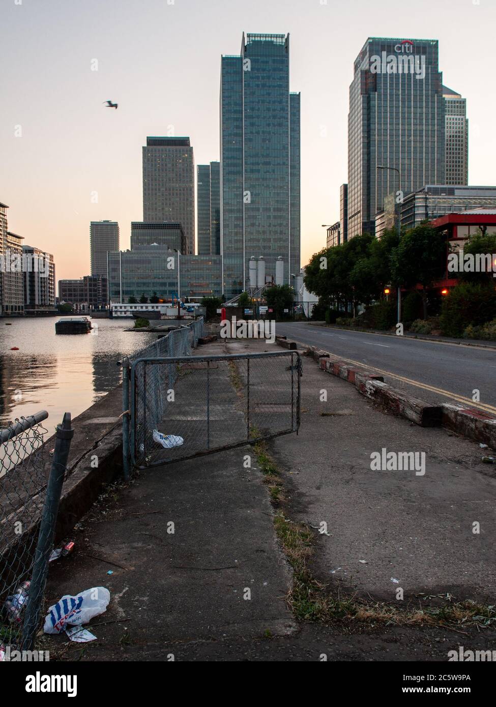 London, England, Großbritannien - 26. Juni 2010: Die modernen Glas- und Stahlbüros Wolkenkratzer und Wohnhäuser von Canary Wharf ragen hinter dem verderbten qu Stockfoto