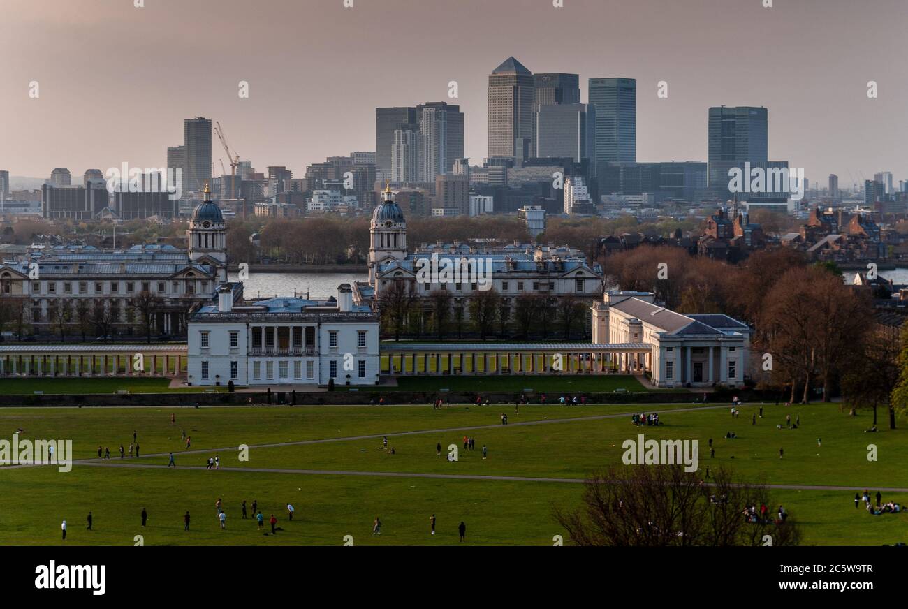 London, England, Großbritannien - 18. April 2010: Wolkenkratzer des Geschäftsviertels Canary Wharf erheben sich auf der Skyline hinter dem Old Royal Naval College, Queen' Stockfoto London, England, Großbritannien - 18. April 2010: Wolkenkratzer des Geschäftsviertels Canary Wharf erheben sich auf der Skyline hinter dem Old Royal Naval College, Queen' Stockfoto