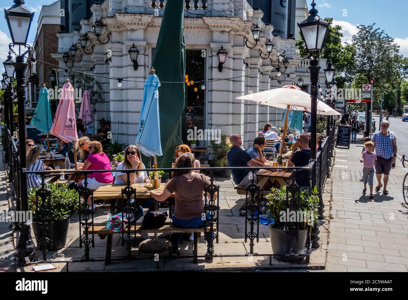 London, Großbritannien. Juli 2020. Der Hope Pub wird nur mit Tischreservierung wieder eröffnet - breitere Wiedereröffnung von Bars und Restaurants in Battersea als die nächste Stufe der Lockerung des Coronavirus (covid 19) Lockdown kommt. Kredit: Guy Bell/Alamy Live Nachrichten Stockfoto