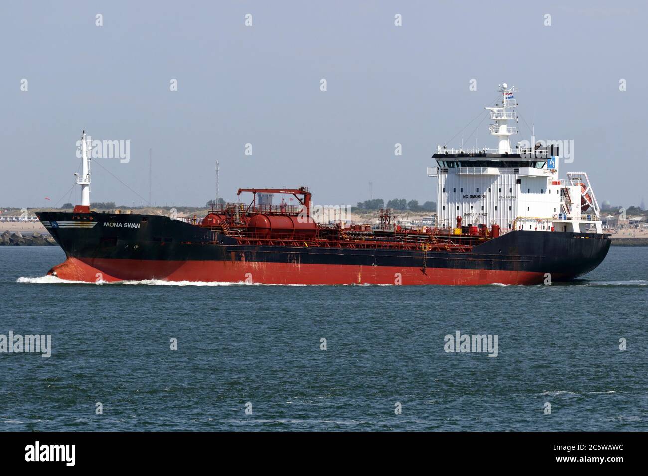 Der Tanker Mona Swan wird am 30. Mai 2020 den Hafen von Rotterdam verlassen. Stockfoto