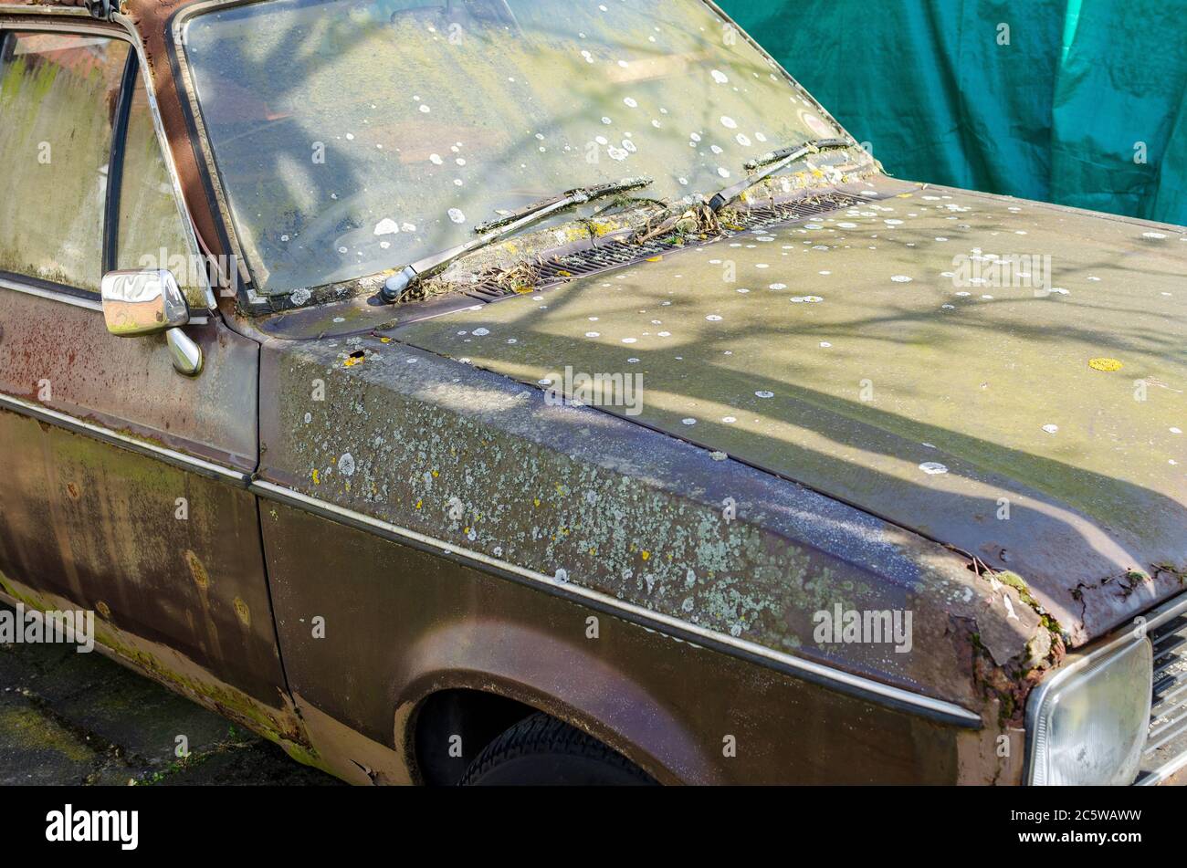 Ein verfallendes und verrottendes altes Auto Stockfoto