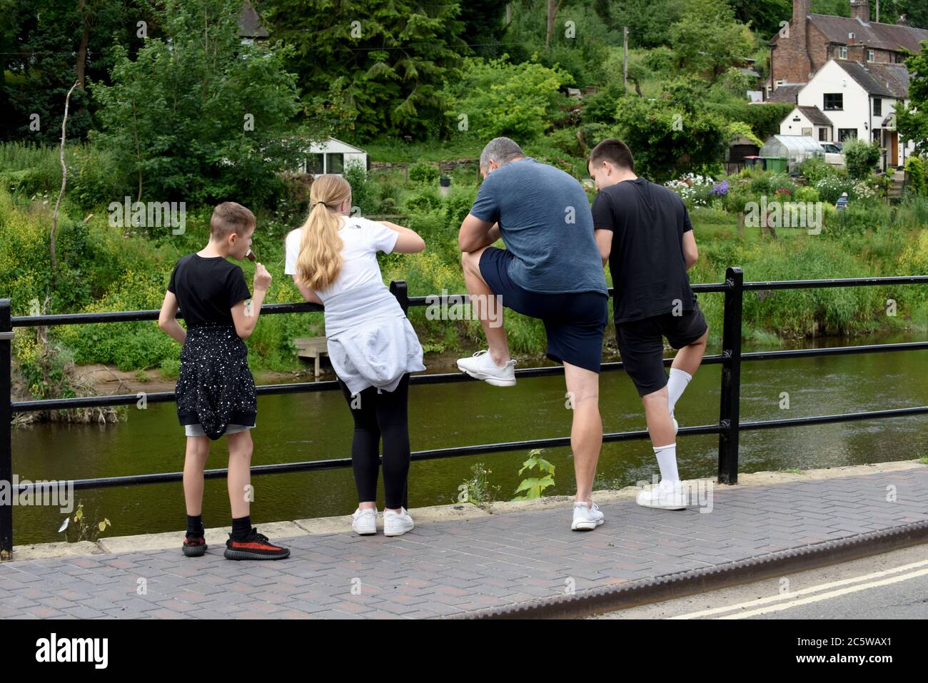Eine Familie, die den Fluss Severn in Ironbridge, Shropshire beobachtet Stockfoto