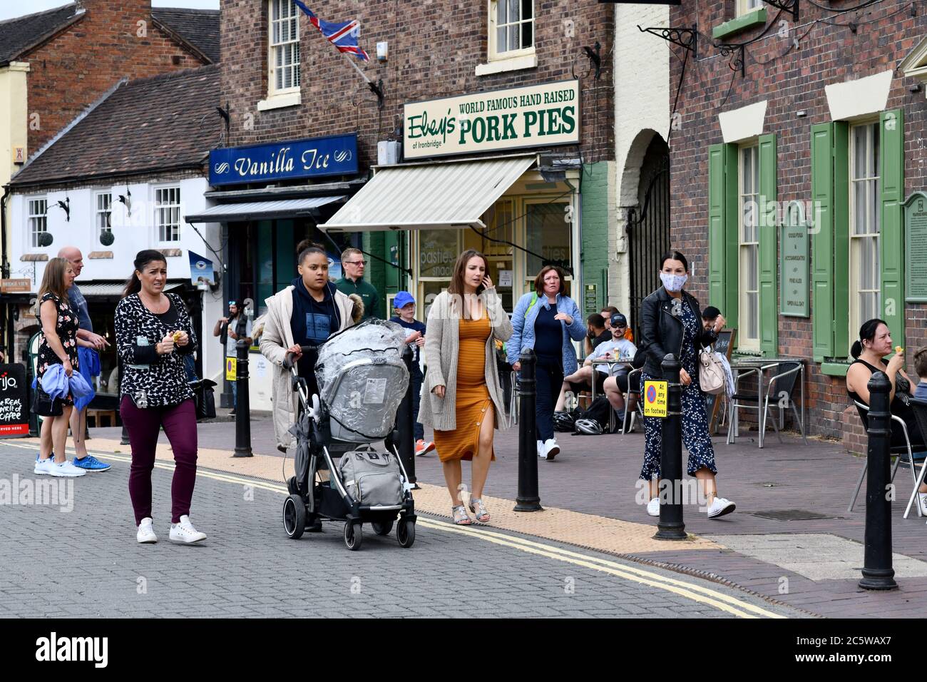 Ironbridge wird wieder lebendig, wenn die Geschäfte Pubs, Restaurants und Geschäfte wieder öffnen und Besucher während der Covid 19 Virus Pandemie 2020 in die historische Stadt zurückkehren Stockfoto