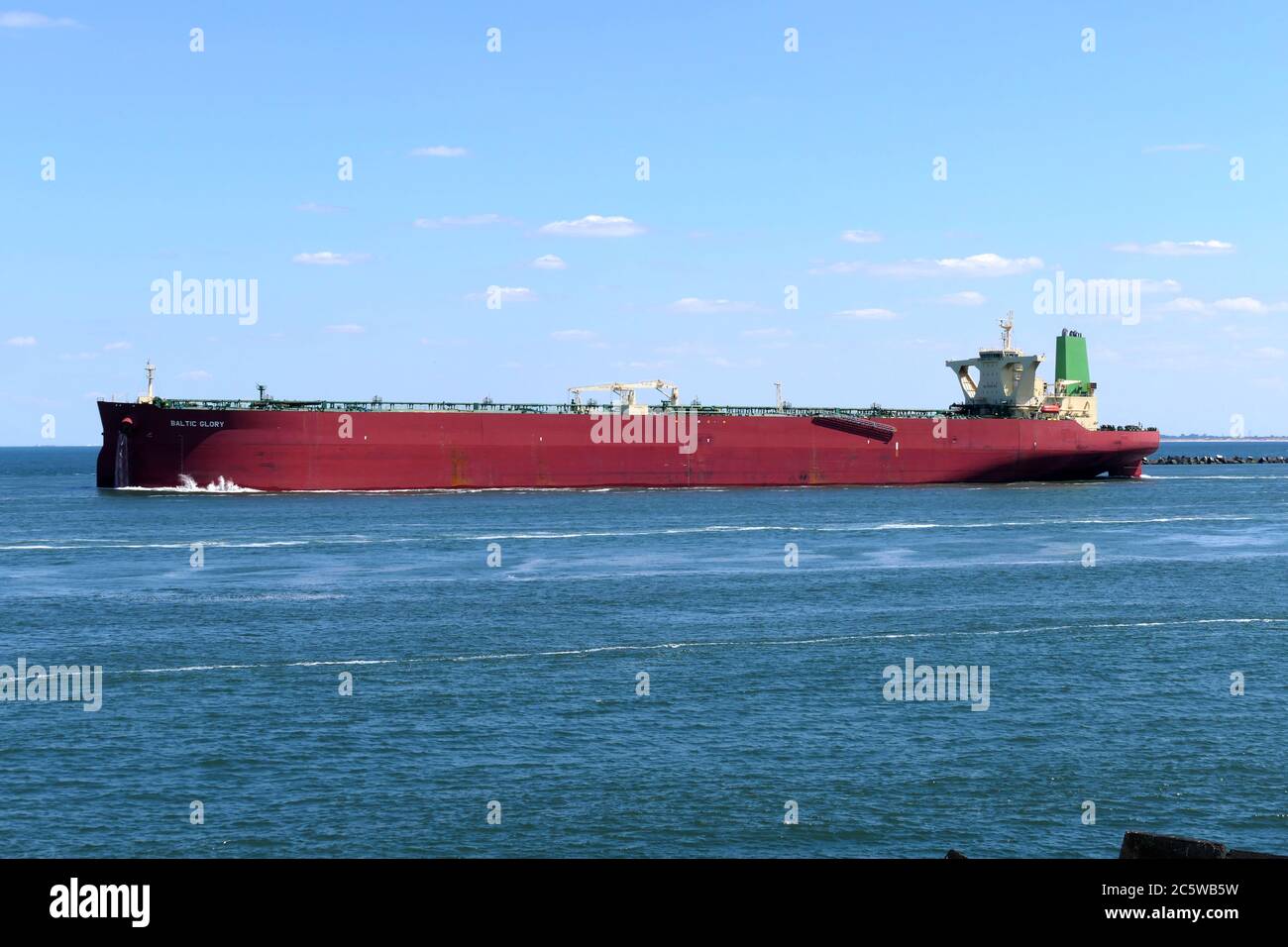 Der Rohöltanker Baltic Glory verlässt am 30. Mai 2020 den Hafen von Rotterdam. Stockfoto