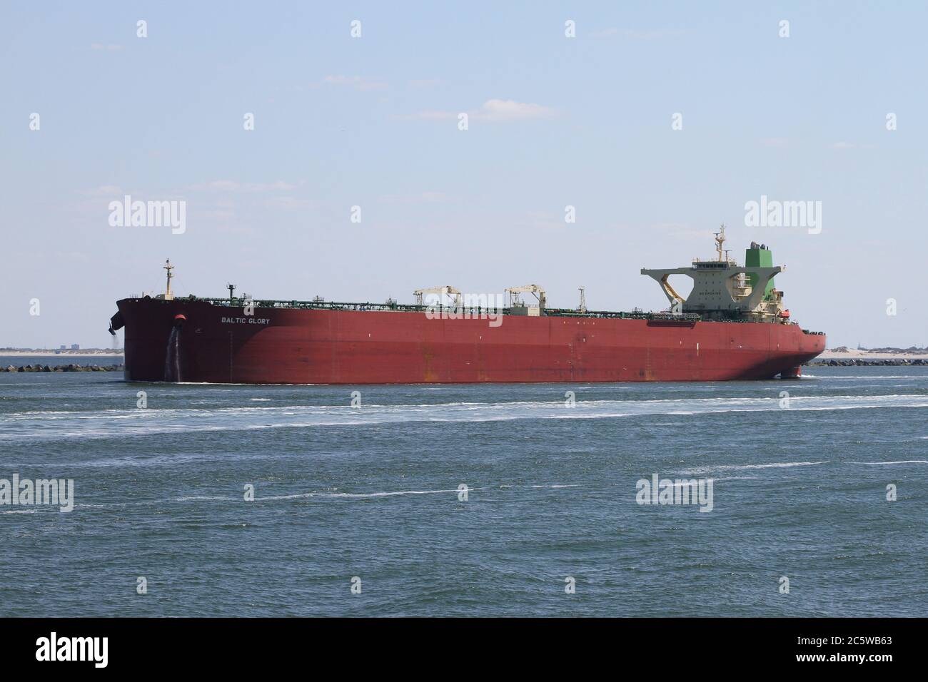 Der Rohöltanker Baltic Glory verlässt am 30. Mai 2020 den Hafen von Rotterdam. Stockfoto