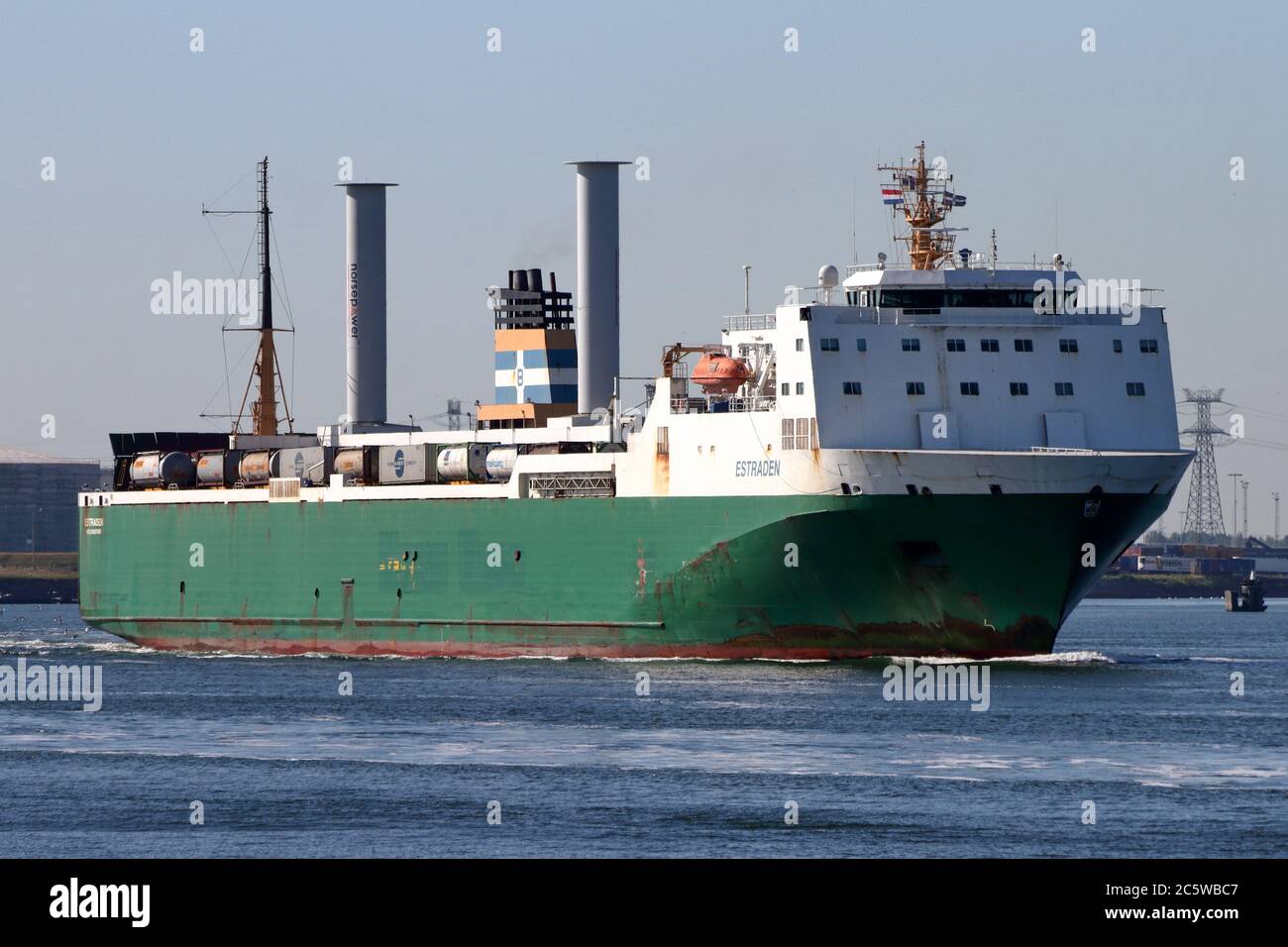 Das Ro-Ro-Frachtschiff Estraden wird am 30. Mai 2020 den Hafen von Rotterdam verlassen. Stockfoto