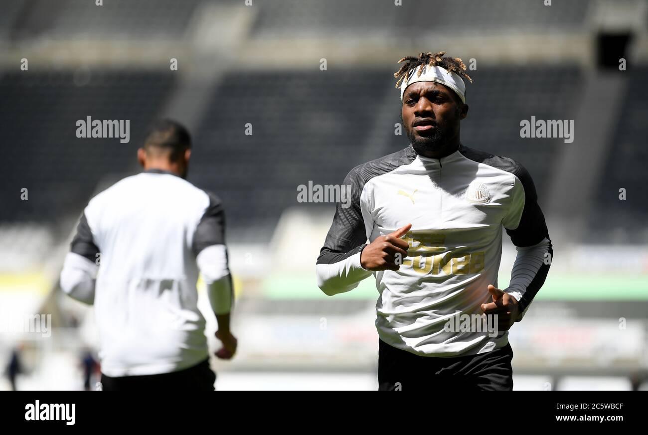 Allan Saint-Maximin von Newcastle United macht sich vor dem Premier League-Spiel im St James' Park, Newcastle, warm. Stockfoto