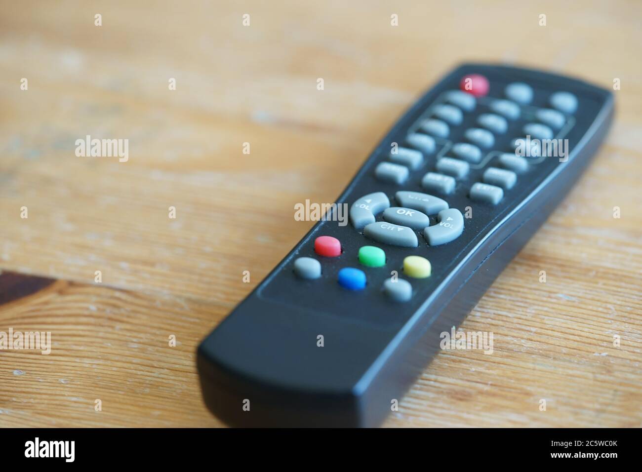 Schwarze TV-Fernbedienung auf Holztisch Stockfoto